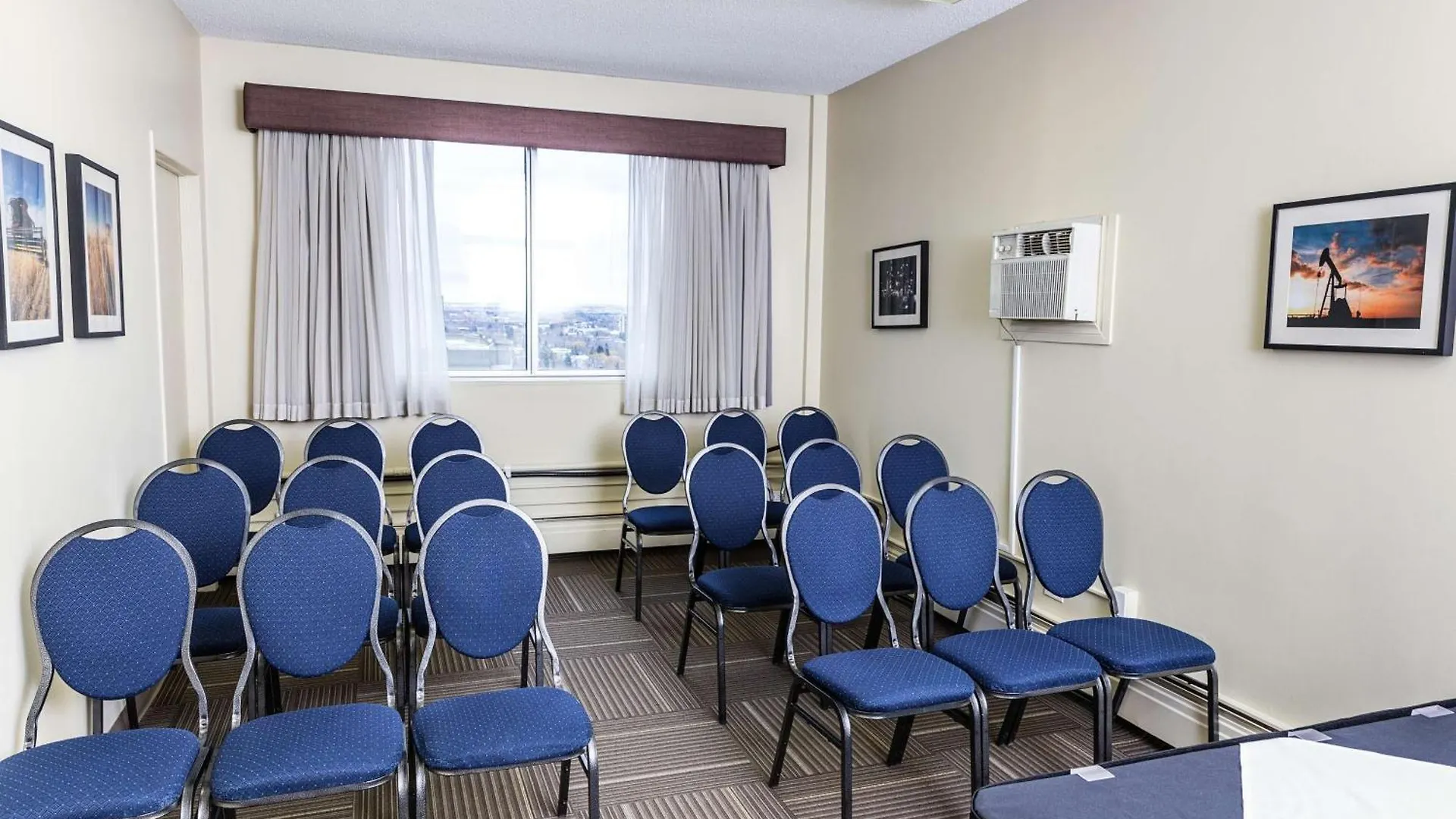 Campus Tower Suite Hotel Edmonton 3*,