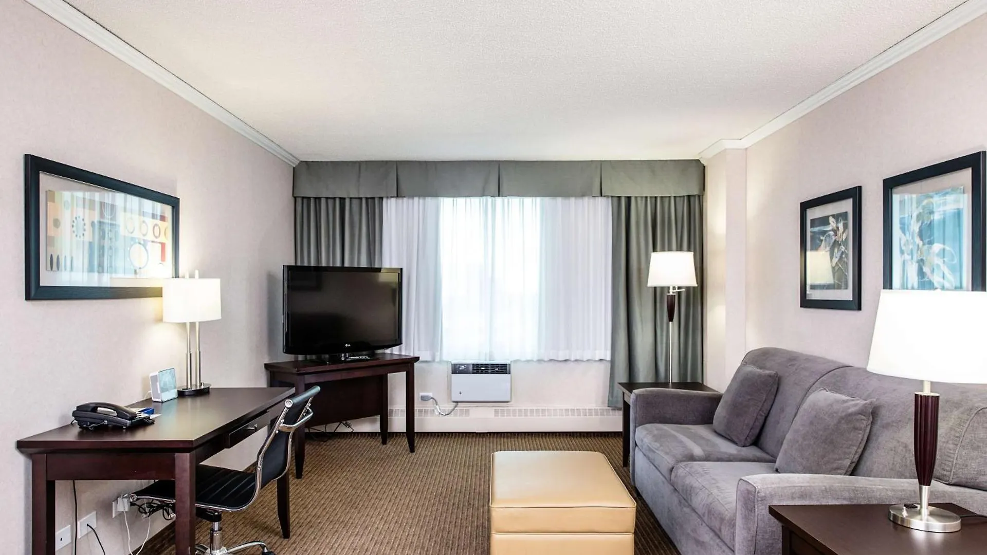 Campus Tower Suite Hotel Edmonton 3*,