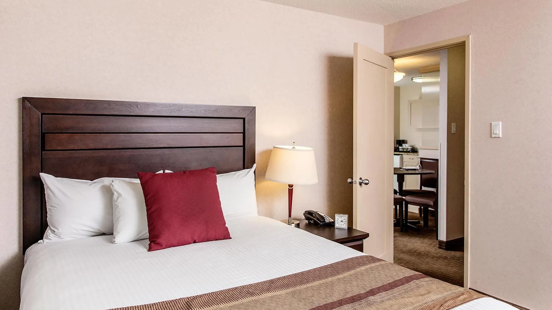 Campus Tower Suite Hotel Эдмонтон Канада